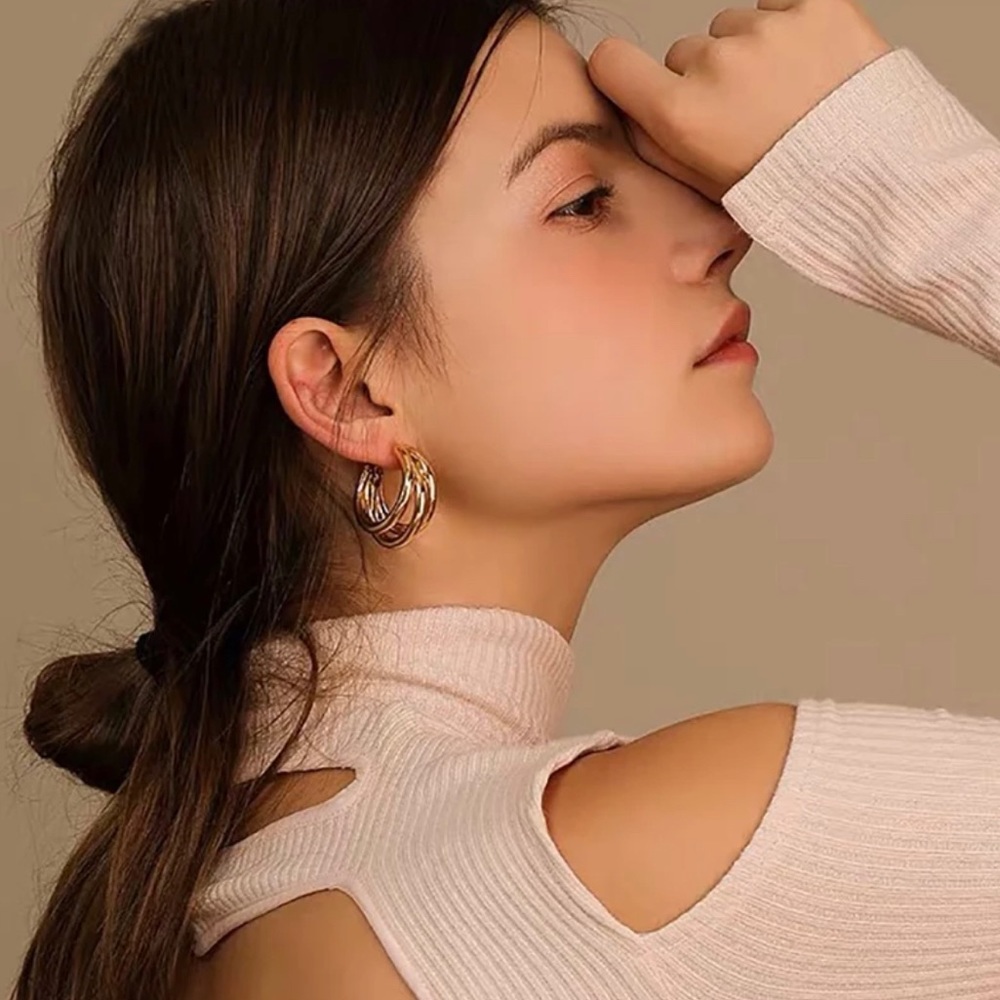 ✨SOLD OUT✨Gold Hoops✨ - Picture 3 of 5
